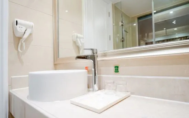 Vienna International Hotel (Ningbo South Business District Universal City)