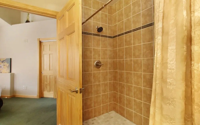 Ouzel Peak 22a 2 Bedroom Condo by RedAwning