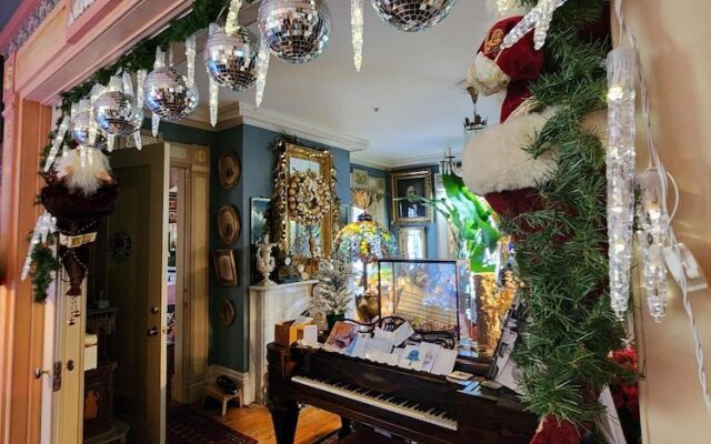 House of 1833 Bed & Breakfast & Gardens