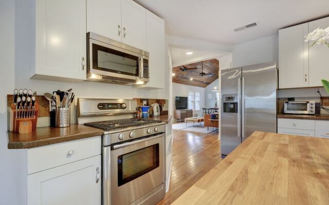 Oak-Shaded House in Bouldin - 2 Br Home