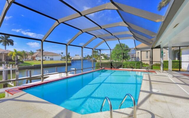 Quiet Waterfront Home With Pool, Dock and Bicycles