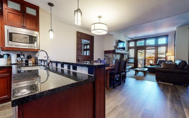 Juniper Crest 7 Private Hot Tub, 2 Car Garage, BBQ, Walk to the Lifts and Mountain Views by RedAwning