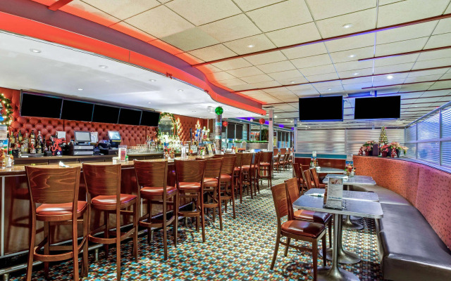 La Quinta Inn & Suites by Wyndham Stamford / New York City