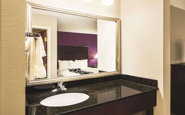 La Quinta Inn & Suites by Wyndham Louisville East