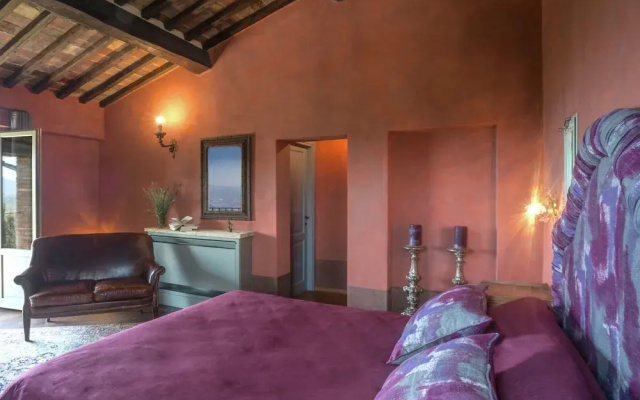 Villa in Arezzo With Pool and Vineyards