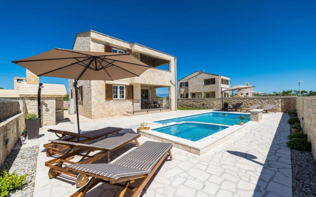 Luxury Villa With Heated Pool 04