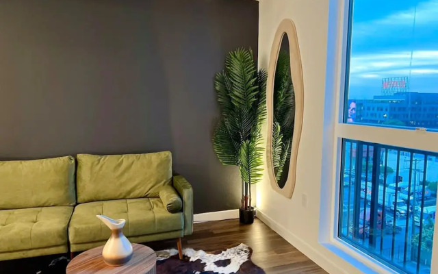 Modern Cosmopolitan APT Mid-hollywood Free Parking