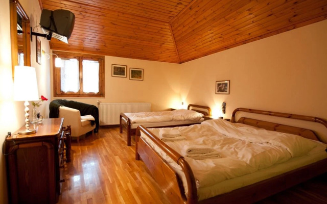 To Balcony tis Agorianis