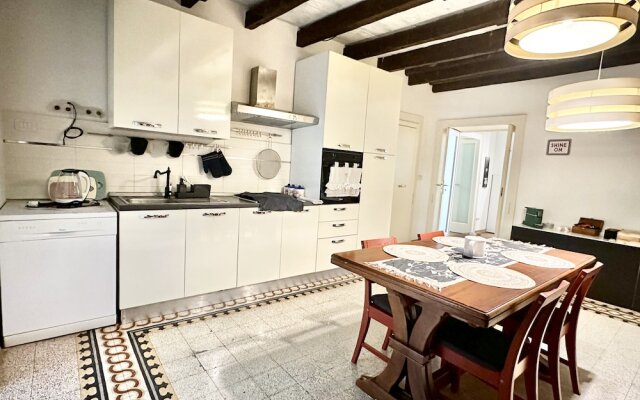 Historical 1400 Ft2 Apartment At Temple Of Apollo