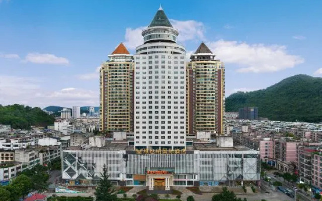 Vienna International Hotel (Xingyi Wanfenglin Airport Pingdong Square)