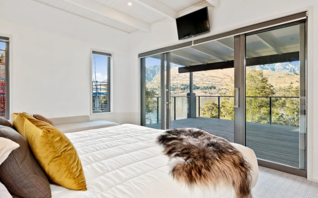 The Rees Hotel, Luxury Apartments & Lakeside Residences
