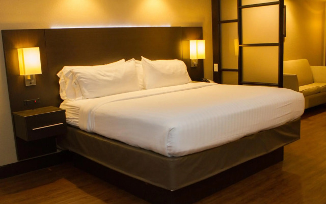 Holiday Inn Express & Suites San Antonio Medical-Six Flags by IHG