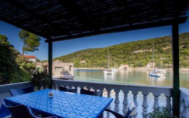 Holiday House Macic