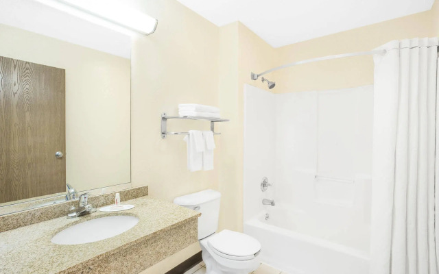 Super 8 by Wyndham Galesburg