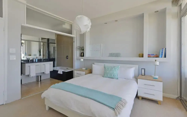 Top-floor 2-bed Beachfront Sunny Camps Bay Views