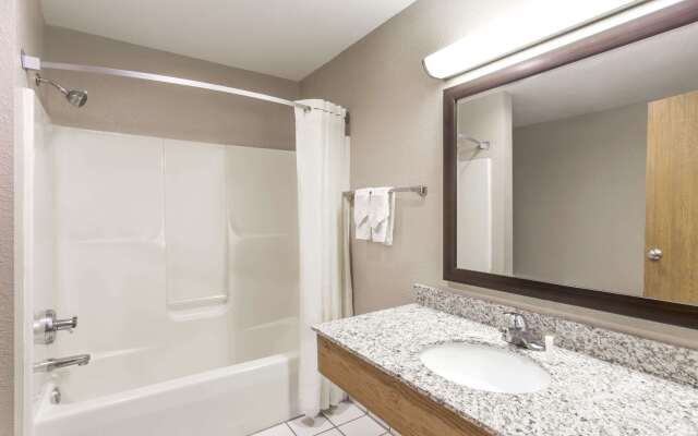 Super 8 by Wyndham Plymouth