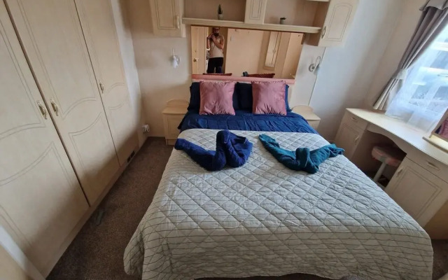 Caravansleeps6-parking-pool-mountain-petsok
