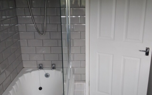 Captivating 2-bed House in Nuneaton