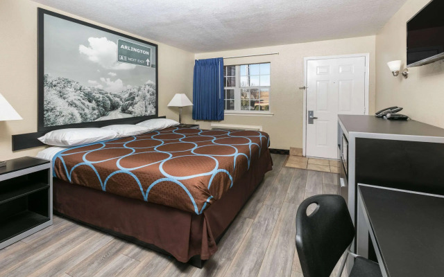 Super 8 by Wyndham Arlington Near AT&T Stadium