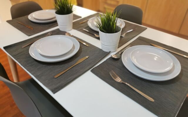 Voyager Apartments * Sleeps 6 * Parking