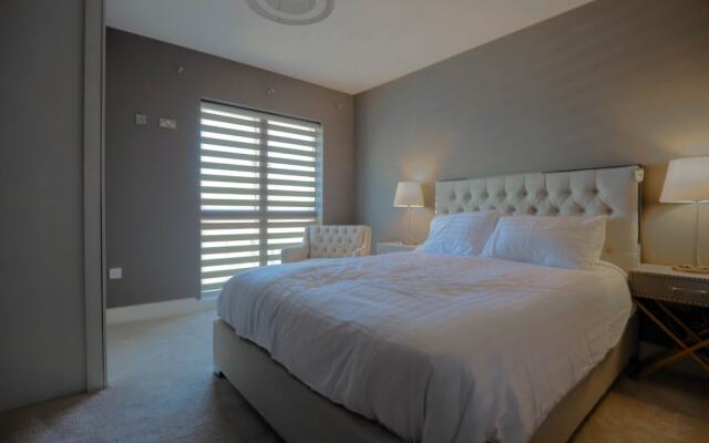Apartment Overlooking Canal 2 Bedroom