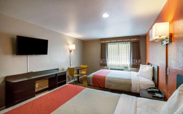 Motel 6 Rossford, OH