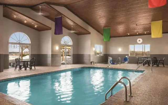 Country Inn and Suites Dubuque