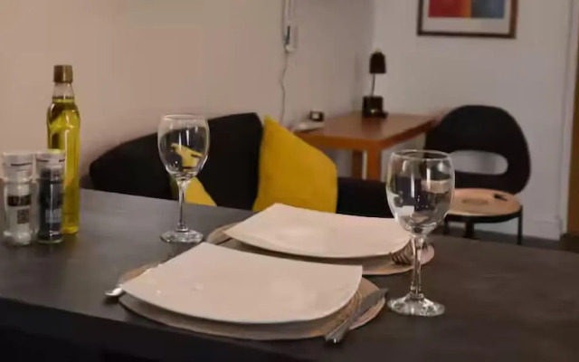 Stunning 1BR Apt in Central Cheltenham