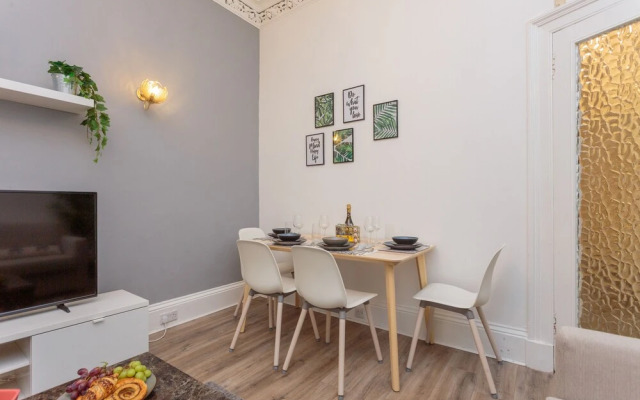 Stylish Apartment at the Edge of Meadows Park