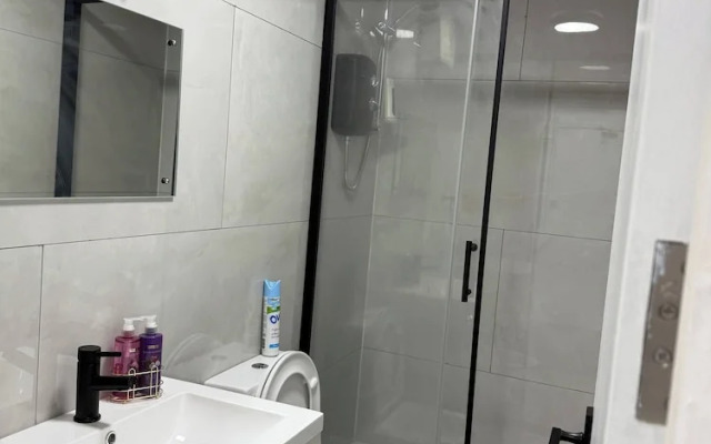 Peaceful Luton Apartment With Electric Heating & Wifi