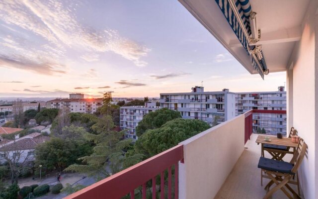 Apartment in residence free parking balcony sunset