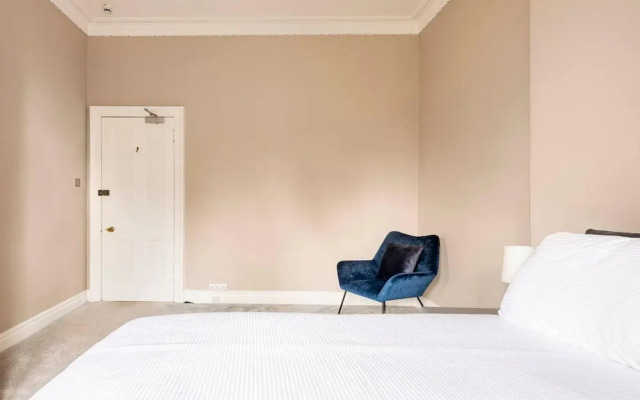 Stunning 5 Bedroom Large Apartment With Parking