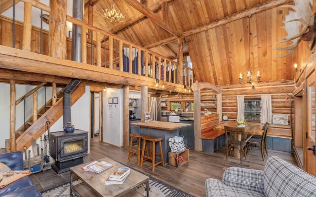 Guten Cabin 3 Bedroom Home by NW Comfy Cabins by RedAwning