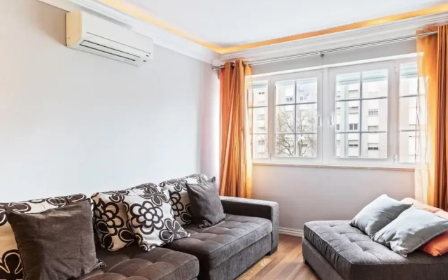 Large Contemporary 3 Bedroom Apartment