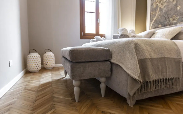 Charming Apartment on the Grand Canal