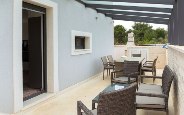 A Modern, 3-bedroom House in Vodice With a Swimming Pool and Wifi 800m