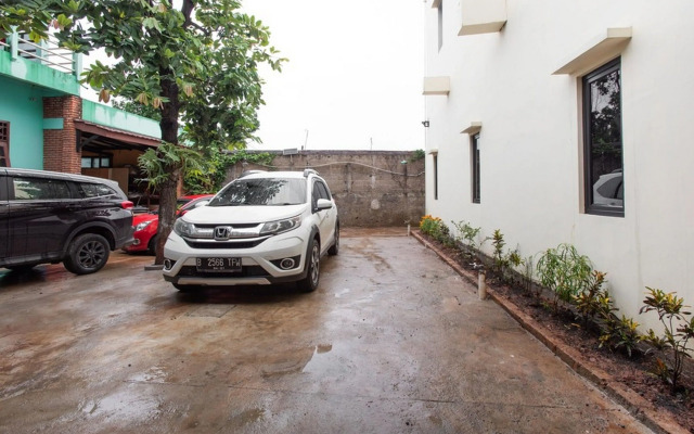 RedDoorz Plus near Trans Studio Cibubur 2