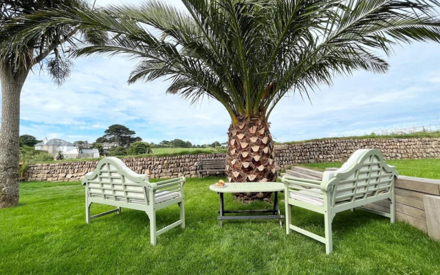 Gorgeous Spacious Bungalow Serene Garden Parking