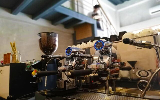 The Cavern Pod Hotel & Specialty Café - Hostel