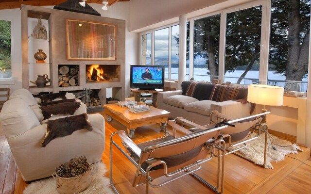 Magnificent 3Bedr Villa on the lake H47