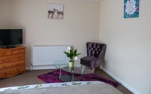 5 Bedroom Guesthouse in Quiet Cul-de-sac location.