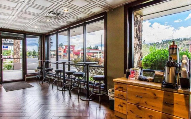 Econo Lodge University