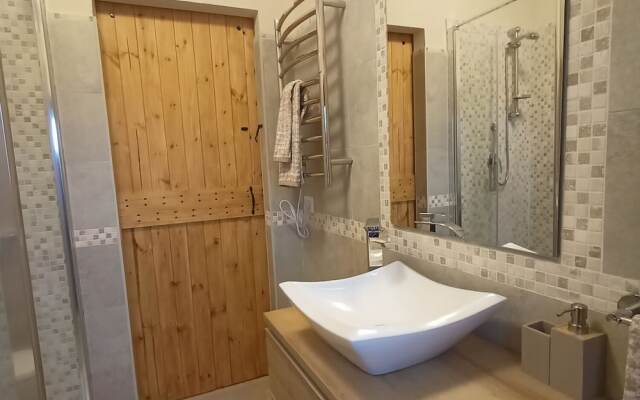 Stunning 3-bed House in Gallinaro, Aircon and Pool
