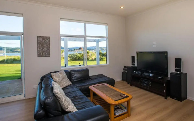 Waterfront Wonder - Matarangi Holiday Home