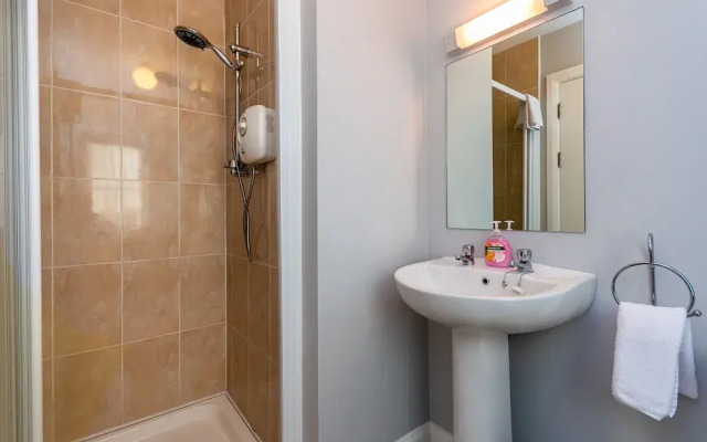 3 Bedroom pet Friendly Home With Access to Pool