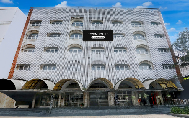 Super Townhouse Prayagraj Near Railway Station Formerly Santosh Palace