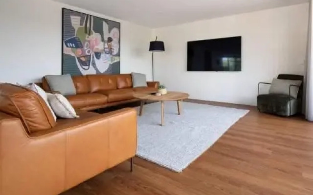 3 Story Townhouse In The Middle Of The City
