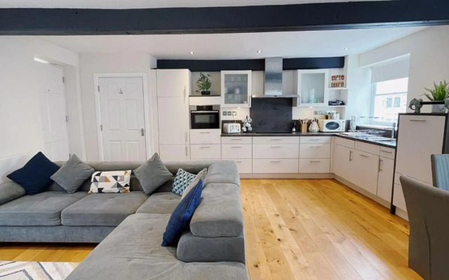 Relaxing 3-Bedroom City Centre Apartment