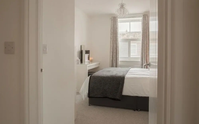 Stunning 2 BD with Patio & Free Parking