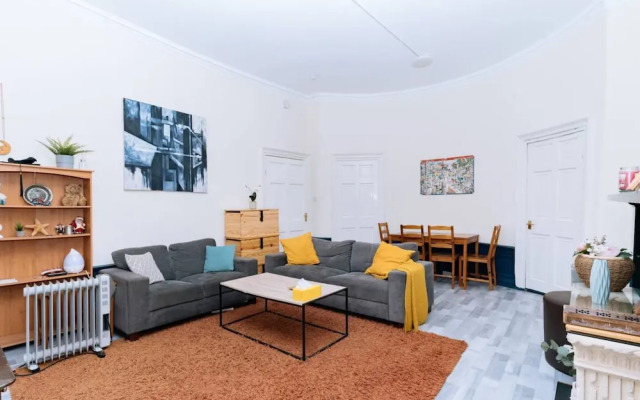 Bright High-ceiling 2BD Flat - Central Edinburgh!